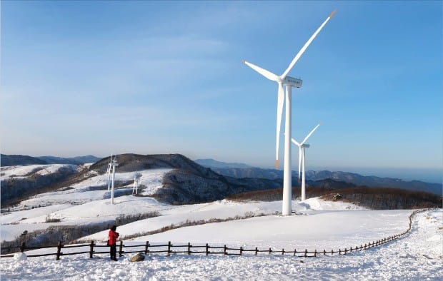 사진은 경울 평창 선자령의 풍력발전기 모습이다.