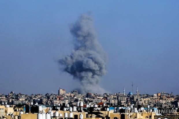 Israel bombs Rafah refugee camp… Hamas requires revolution in Xian and Jerusalem (complete)