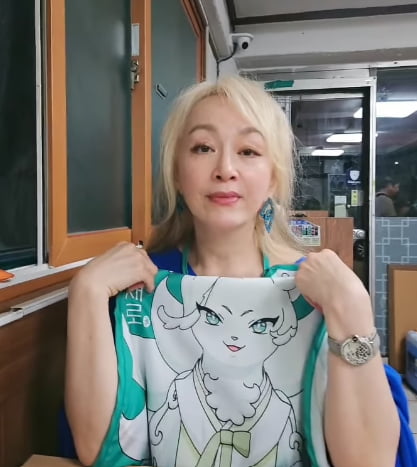 Park Hae-mi, 61 years old, incredible apron look